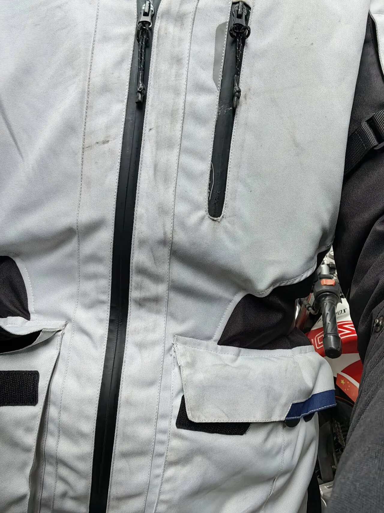 衣服微脏,问题不大